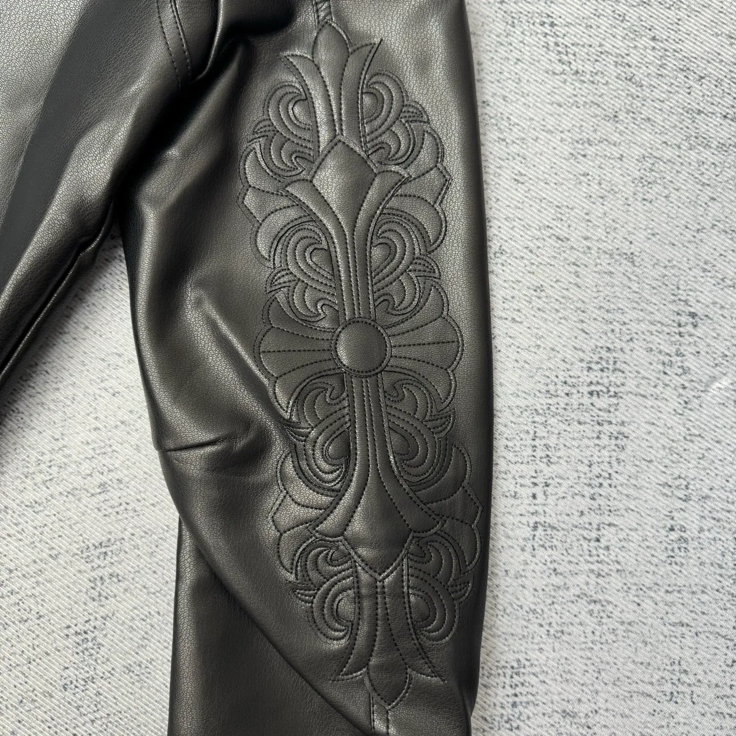P850 Chrome Heart 24SS CH double-sleeved flame vine embroidered leather jacket Size: S/M/L Originally purchased for 84,300, the fabric is custom-woven using black pebbled composite two-layer sheepskin material, custom-made silk jacquard logo lining, embroidery is processed using TAJIMA machine, appliqué embroidery technology, back imported template machine shape, customized genuine leather trademark, customized genuine leather size, customized 5.8cm metal logo mark, customized 18mm four-button buckle, customized 18mm two-button button, a full set of three-label accessories, exclusively produced.